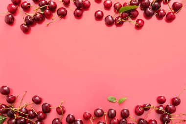 Kırmızı arka planda bir sürü tatlı kiraz