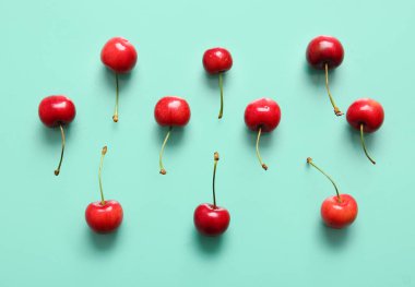 Turkuaz arka planda tatlı kirazlar