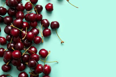Turkuaz arka planda bir sürü tatlı kiraz
