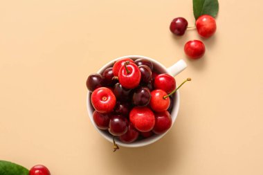 Turuncu arka planda tatlı kirazlı fincan