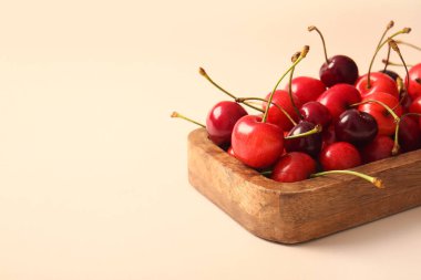 Bej arka planda tatlı kirazlı tahta