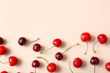 Bej arka planda bir sürü tatlı kiraz