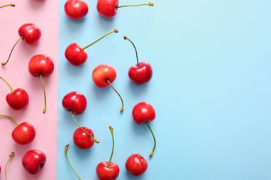 Renkli arka planda bir sürü tatlı kiraz