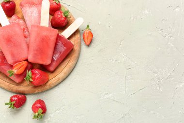 Gri arka planda tatlı çilekli dondurmalı ahşap tahta.