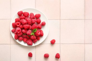 Beyaz fayanslı taze ahududu tabağı