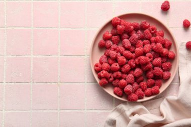 Pembe kaplamalı taze ahududu tabağı.