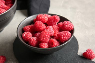 Gri masada taze ahududu kasesi.