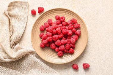 Beyaz arka plan üzerinde taze ahududu ile plaka