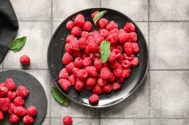 Gri fayanslı taze ahududu tabağı ve tabağı