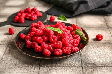 Gri fayanslı taze ahududu tabağı ve tabağı