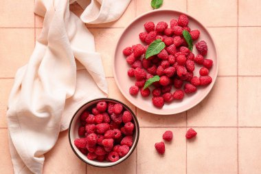 Pembe fayanslı taze ahududu tabağı ve kase.