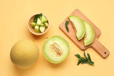 Sarı arka planda tatlı kavun parçaları olan kase ve yemek.