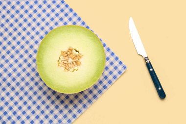 Sarı arka planda tatlı kavunun yarısı