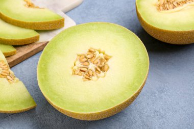 Mavi arka planda parçalı tatlı kavunun yarısı