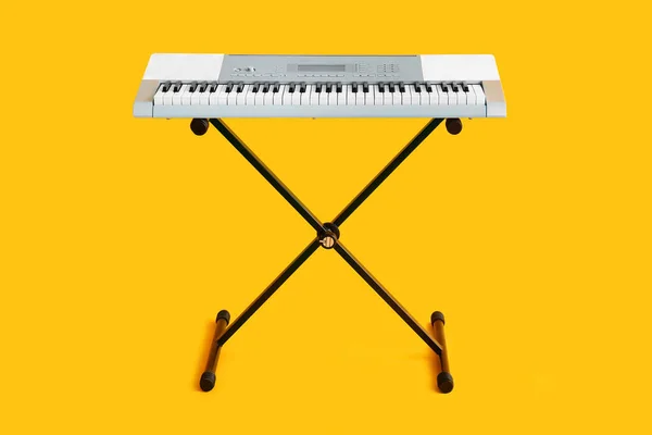 Moderner Synthesizer Auf Gelbem Hintergrund — Stockfoto