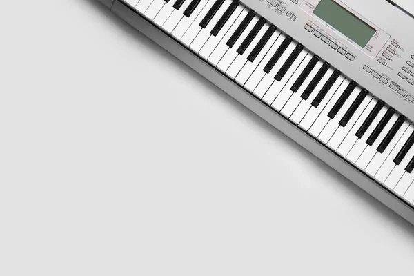 白色背景的现代合成器键盘 — 图库照片