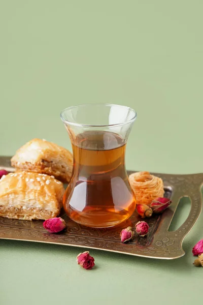 Скляна Чашка Чаю Турецькою Насолодою Сухими Трояндами Кольоровому Тлі — стокове фото