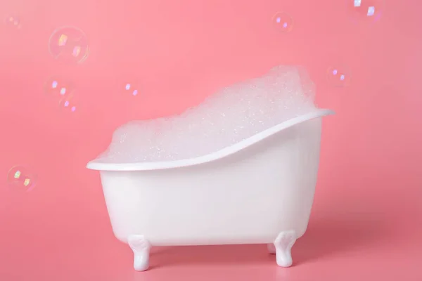 Bañera Pequeña Con Burbujas Espuma Jabón Sobre Fondo Rosa — Foto de Stock