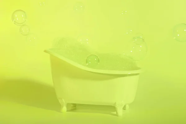 黄色底泡沫小浴缸 — 图库照片