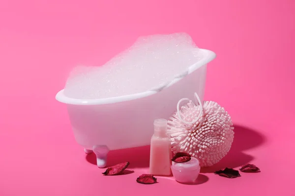 Pequeña Bañera Con Espuma Esponja Productos Cosméticos Pétalos Flores Sobre — Foto de Stock