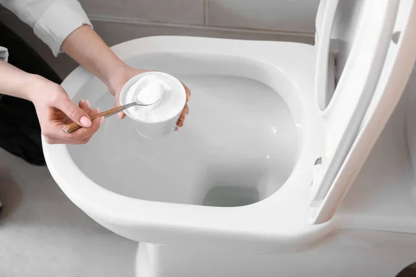 Mulher Limpeza Vaso Sanitário Branco Com Bicarbonato Sódio — Fotografia de Stock