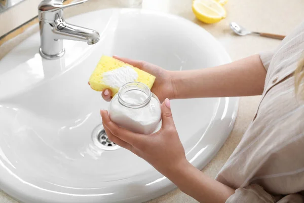 Fregadero Limpieza Mujer Con Bicarbonato Sodio Esponja Primer Plano —  Fotos de Stock