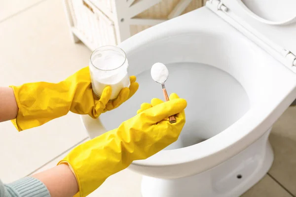 Mulher Luvas Borracha Limpeza Vaso Sanitário Com Bicarbonato Sódio — Fotografia de Stock
