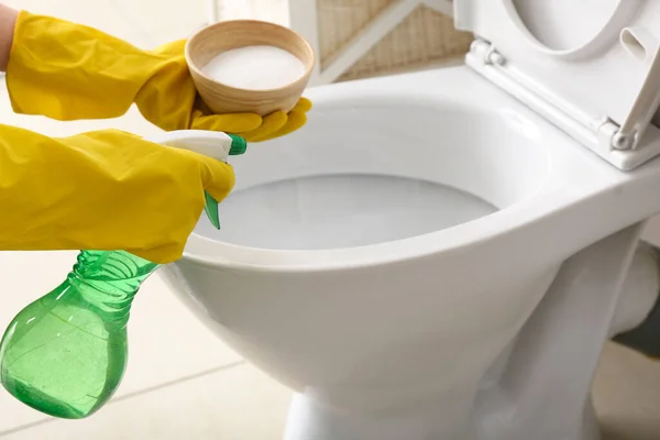 Mulher Luvas Borracha Limpeza Vaso Sanitário Com Bicarbonato Sódio Pulverizador — Fotografia de Stock
