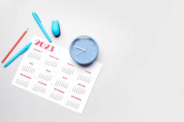 Календарь Карандаши Часы Сером Фоне — стоковое фото