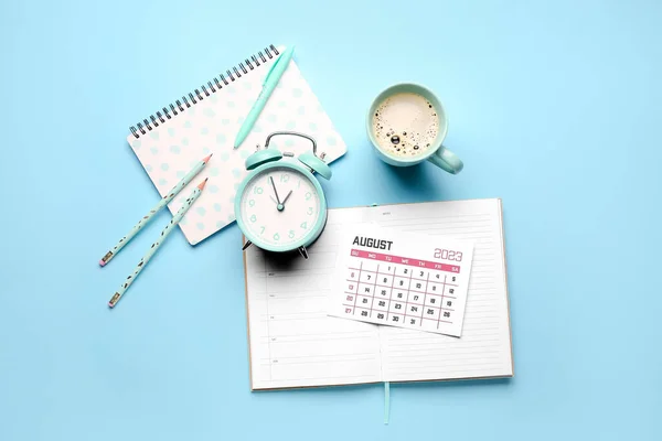 Composición Con Calendario Despertador Taza Café Cuaderno Sobre Fondo Azul —  Fotos de Stock
