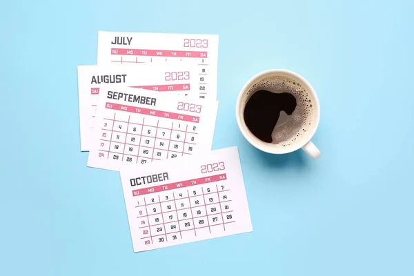 Pagine Calendario Tazza Caffè Sfondo Blu — Foto Stock