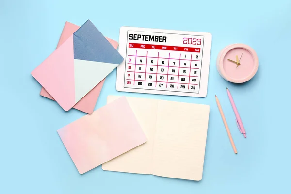 カレンダー ノートブック 目覚まし時計と青の背景に鉛筆と現代のタブレットコンピュータ — ストック写真