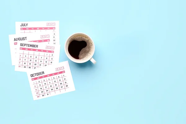 Pagine Calendario Tazza Caffè Sfondo Blu — Foto Stock