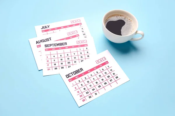 青い背景にカレンダーとコーヒーカップのページ — ストック写真