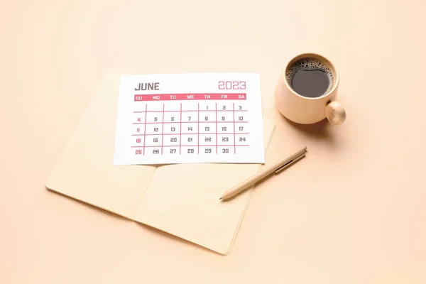 米色背景的日历 笔记本 笔和杯咖啡 — 图库照片