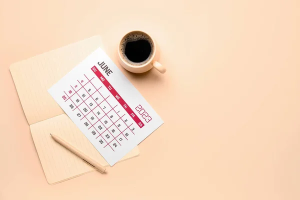 Kalendář Notebook Pero Šálek Kávy Béžovém Pozadí — Stock fotografie