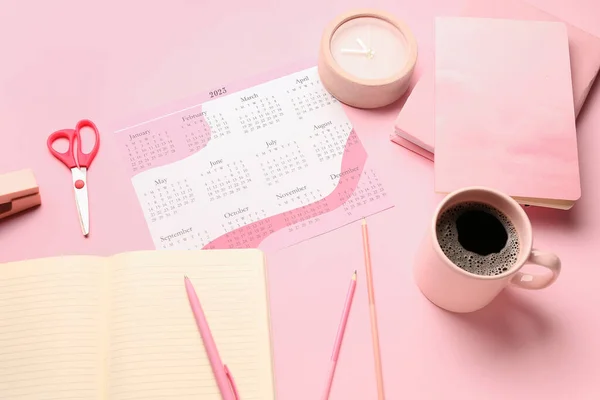 Samenstelling Met Kalender Kop Koffie Wekker Stationair Roze Achtergrond — Stockfoto