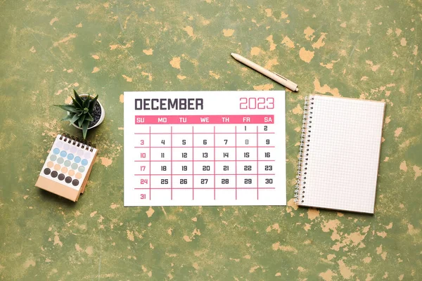 Календарь Ноутбук Ручка Чехол Цветовая Палитра Зеленом Столе — стоковое фото