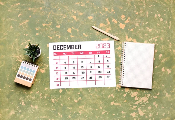 Календарь Ноутбук Ручка Чехол Цветовая Палитра Зеленом Столе — стоковое фото