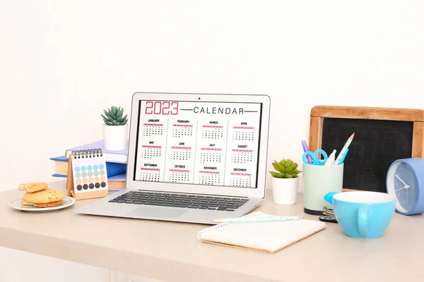 Moderní Notebook Kalendářem Pracovišti — Stock fotografie
