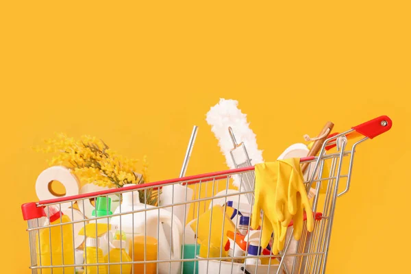 满购物车都是黄色背景的鲜花清洁用品 — 图库照片