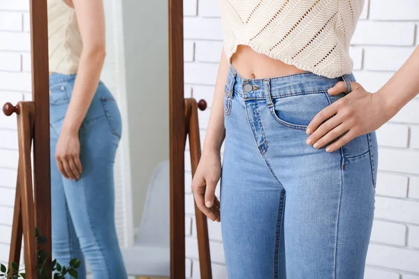 Jovem Mulher Jeans Elegantes Perto Espelho Quarto — Fotografia de Stock