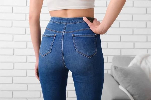Ung Kvinna Snygga Jeans Nära Ljus Tegelvägg — Stockfoto