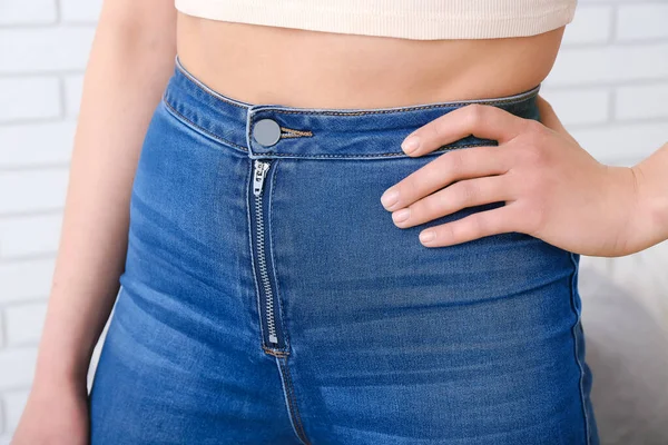 Mujer Joven Jeans Con Estilo Cerca Pared Ladrillo Claro Primer —  Fotos de Stock