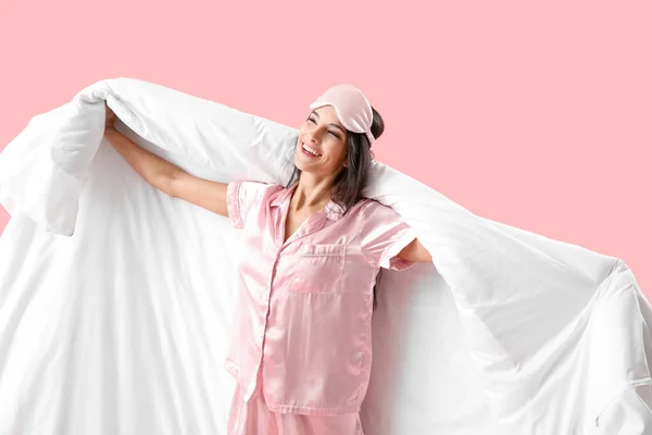 Vacker Glad Ung Kvinna Pyjamas Med Mjuk Filt Rosa Bakgrund — Stockfoto
