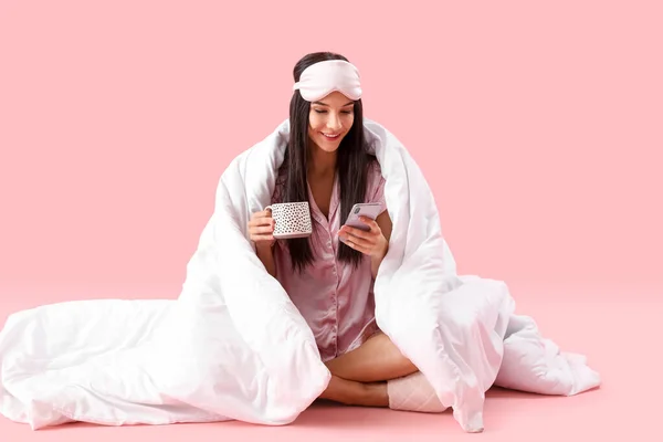 Junge Glückliche Frau Mit Tasse Kaffee Und Decke Sitzt Und — Stockfoto