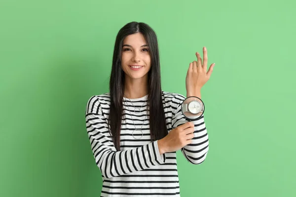 Schöne Glückliche Junge Frau Mit Lupe Und Armbanduhr Auf Grünem — Stockfoto