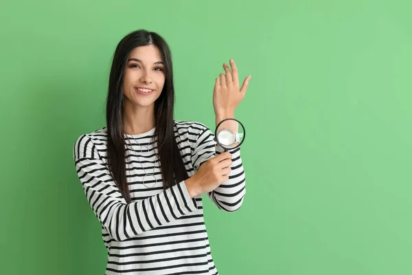 Красивая Счастливая Молодая Женщина Лупой Наручные Часы Зеленом Фоне — стоковое фото