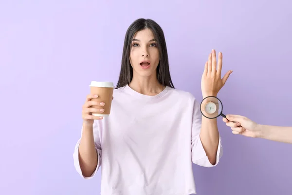 Junge Frau Armbanduhr Mit Tasse Kaffee Und Weiblicher Hand Mit — Stockfoto