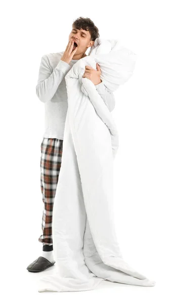 Bonito Jovem Com Cobertor Macio Bocejando Fundo Branco — Fotografia de Stock